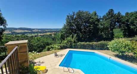 Perigordine avec piscine et magnifique vue sur la Vallée.