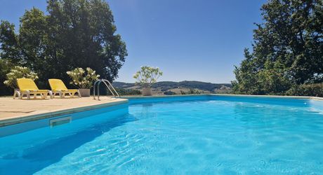 Perigordine avec piscine et magnifique vue sur la Vallée.
