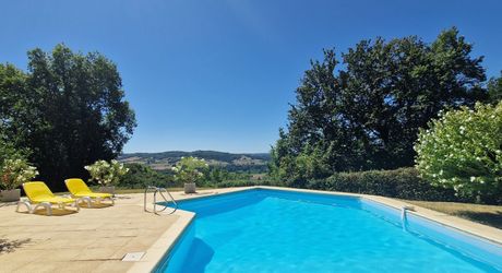 Perigordine avec piscine et magnifique vue sur la Vallée.