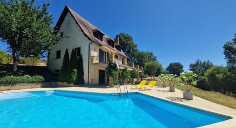 Perigordine avec piscine et magnifique vue sur la Vallée.
