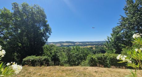 Perigordine avec piscine et magnifique vue sur la Vallée.
