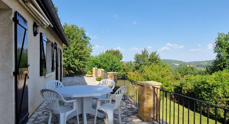Perigordine avec piscine et magnifique vue sur la Vallée.