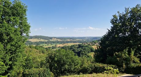 Perigordine avec piscine et magnifique vue sur la Vallée.