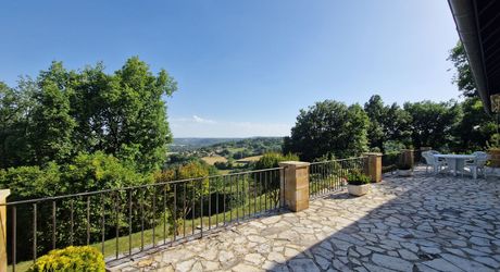 Perigordine avec piscine et magnifique vue sur la Vallée.