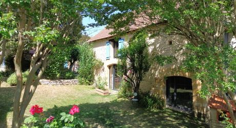 Propriété de caractère avec 4 habitations, piscine et activité de gîtes – À proximité de Saint-Cyprien, en Périgord Noir