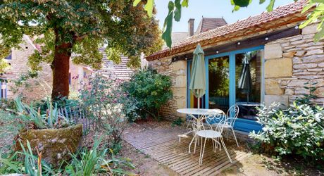Propriété de caractère avec 4 habitations, piscine et activité de gîtes – À proximité de Saint-Cyprien, en Périgord Noir