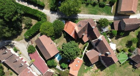 Propriété de caractère avec 4 habitations, piscine et activité de gîtes – À proximité de Saint-Cyprien, en Périgord Noir