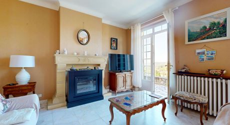 Grande maison en pierre avec vue dominante à proximité du centre du village sur un terrain de plus de 2000 m2