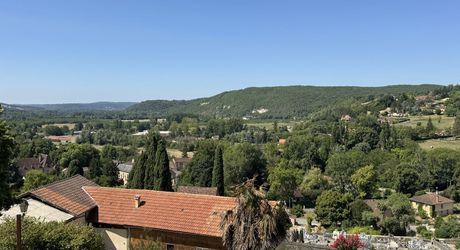 Grande maison en pierre avec vue dominante à proximité du centre du village sur un terrain de plus de 2000 m2