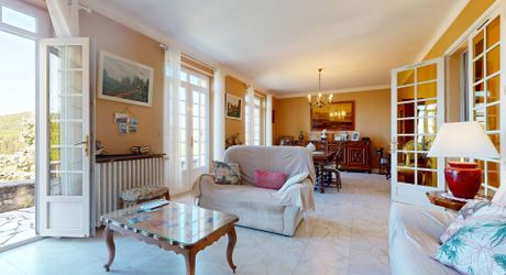 Grande maison en pierre avec vue dominante à proximité du centre du village sur un terrain de plus de 2000 m2