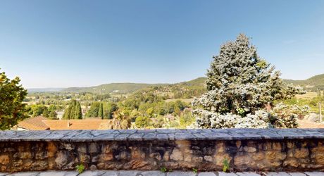 Grande maison en pierre avec vue dominante à proximité du centre du village sur un terrain de plus de 2000 m2