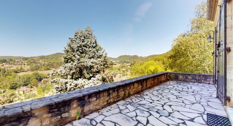 Grande maison en pierre avec vue dominante à proximité du centre du village sur un terrain de plus de 2000 m2