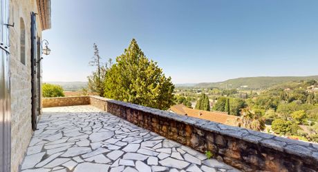 Grande maison en pierre avec vue dominante à proximité du centre du village sur un terrain de plus de 2000 m2