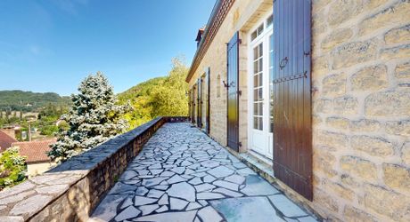 Grande maison en pierre avec vue dominante à proximité du centre du village sur un terrain de plus de 2000 m2