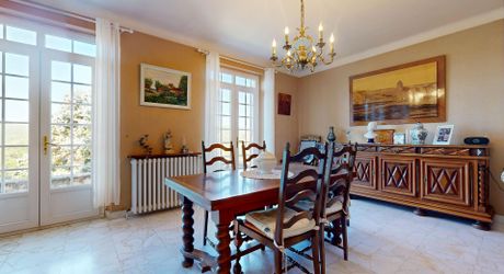 Grande maison en pierre avec vue dominante à proximité du centre du village sur un terrain de plus de 2000 m2
