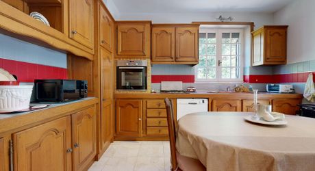 Grande maison en pierre avec vue dominante à proximité du centre du village sur un terrain de plus de 2000 m2