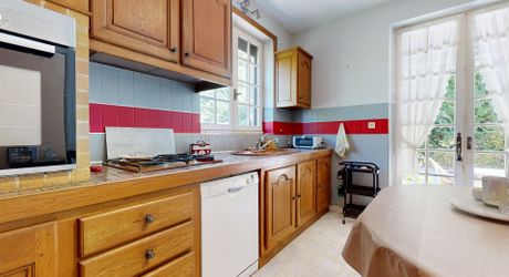 Grande maison en pierre avec vue dominante à proximité du centre du village sur un terrain de plus de 2000 m2
