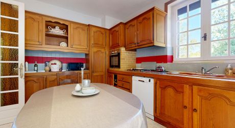 Grande maison en pierre avec vue dominante à proximité du centre du village sur un terrain de plus de 2000 m2
