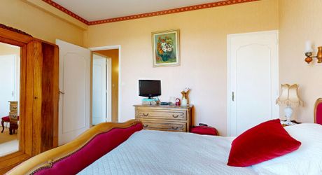 Grande maison en pierre avec vue dominante à proximité du centre du village sur un terrain de plus de 2000 m2