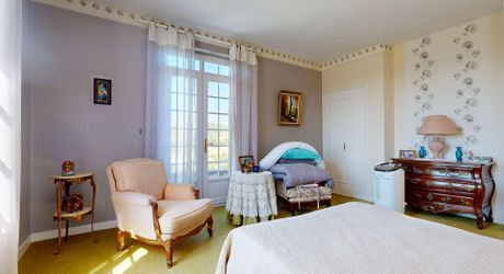Grande maison en pierre avec vue dominante à proximité du centre du village sur un terrain de plus de 2000 m2