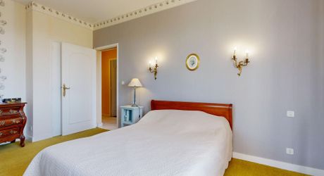 Grande maison en pierre avec vue dominante à proximité du centre du village sur un terrain de plus de 2000 m2