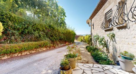 Grande maison en pierre avec vue dominante à proximité du centre du village sur un terrain de plus de 2000 m2