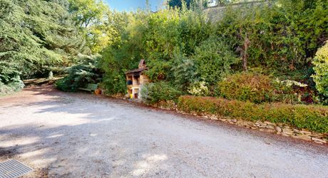 Grande maison en pierre avec vue dominante à proximité du centre du village sur un terrain de plus de 2000 m2
