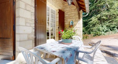 Grande maison en pierre avec vue dominante à proximité du centre du village sur un terrain de plus de 2000 m2