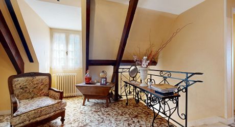 Grande maison en pierre avec vue dominante à proximité du centre du village sur un terrain de plus de 2000 m2