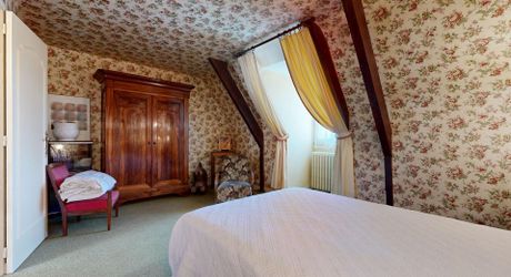 Grande maison en pierre avec vue dominante à proximité du centre du village sur un terrain de plus de 2000 m2
