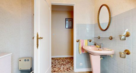 Grande maison en pierre avec vue dominante à proximité du centre du village sur un terrain de plus de 2000 m2