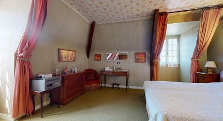 Grande maison en pierre avec vue dominante à proximité du centre du village sur un terrain de plus de 2000 m2