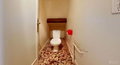 Grande maison en pierre avec vue dominante à proximité du centre du village sur un terrain de plus de 2000 m2