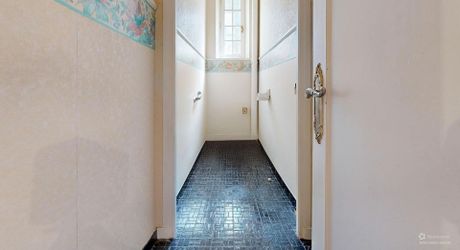 Grande maison en pierre avec vue dominante à proximité du centre du village sur un terrain de plus de 2000 m2
