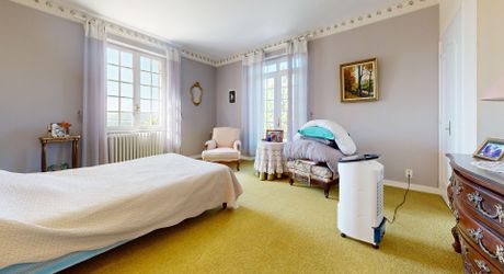 Grande maison en pierre avec vue dominante à proximité du centre du village sur un terrain de plus de 2000 m2
