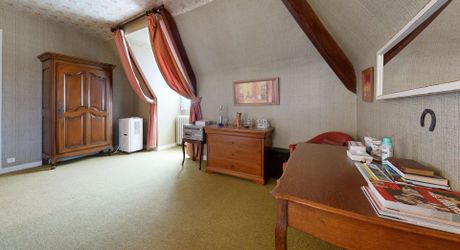 Grande maison en pierre avec vue dominante à proximité du centre du village sur un terrain de plus de 2000 m2