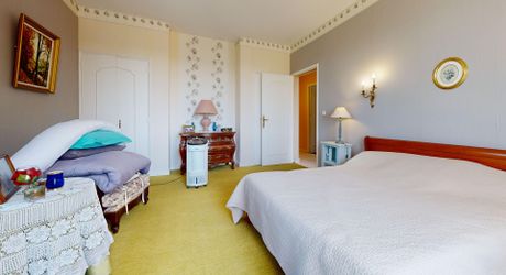 Grande maison en pierre avec vue dominante à proximité du centre du village sur un terrain de plus de 2000 m2