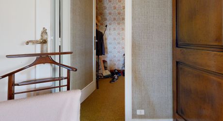 Grande maison en pierre avec vue dominante à proximité du centre du village sur un terrain de plus de 2000 m2