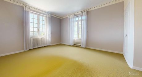 Grande maison en pierre avec vue dominante à proximité du centre du village sur un terrain de plus de 2000 m2