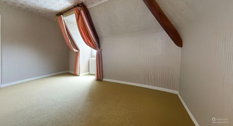 Grande maison en pierre avec vue dominante à proximité du centre du village sur un terrain de plus de 2000 m2