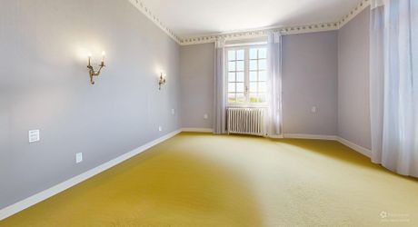 Grande maison en pierre avec vue dominante à proximité du centre du village sur un terrain de plus de 2000 m2