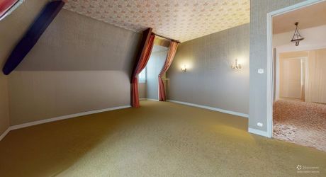 Grande maison en pierre avec vue dominante à proximité du centre du village sur un terrain de plus de 2000 m2