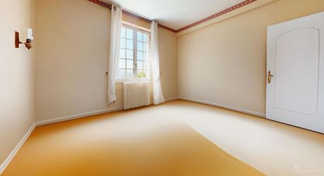 Grande maison en pierre avec vue dominante à proximité du centre du village sur un terrain de plus de 2000 m2