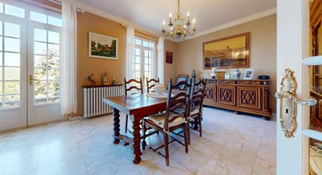 Grande maison en pierre avec vue dominante à proximité du centre du village sur un terrain de plus de 2000 m2