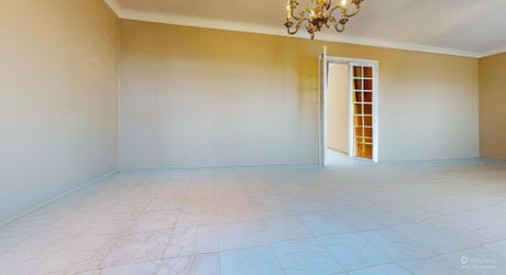 Grande maison en pierre avec vue dominante à proximité du centre du village sur un terrain de plus de 2000 m2