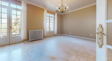 Grande maison en pierre avec vue dominante à proximité du centre du village sur un terrain de plus de 2000 m2