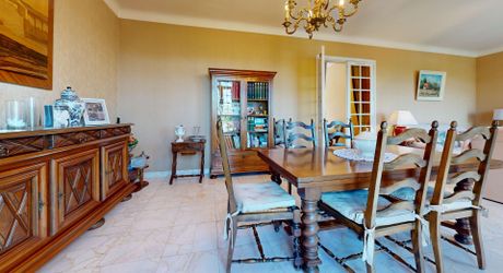 Grande maison en pierre avec vue dominante à proximité du centre du village sur un terrain de plus de 2000 m2