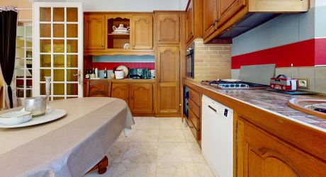Grande maison en pierre avec vue dominante à proximité du centre du village sur un terrain de plus de 2000 m2