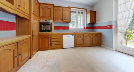 Grande maison en pierre avec vue dominante à proximité du centre du village sur un terrain de plus de 2000 m2