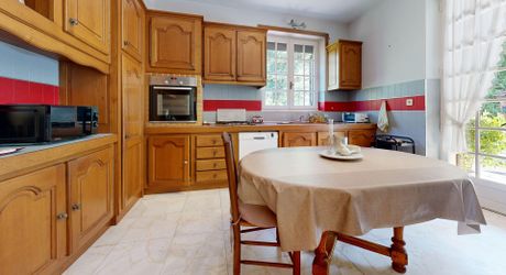 Grande maison en pierre avec vue dominante à proximité du centre du village sur un terrain de plus de 2000 m2